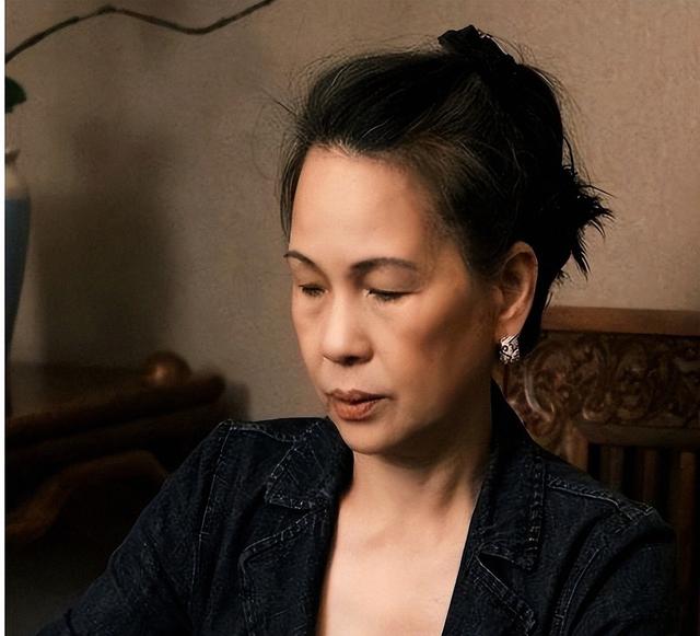 赖昌星妻子曾明娜现状 独居三千平老宅 做饭弄花草活成人生赢家