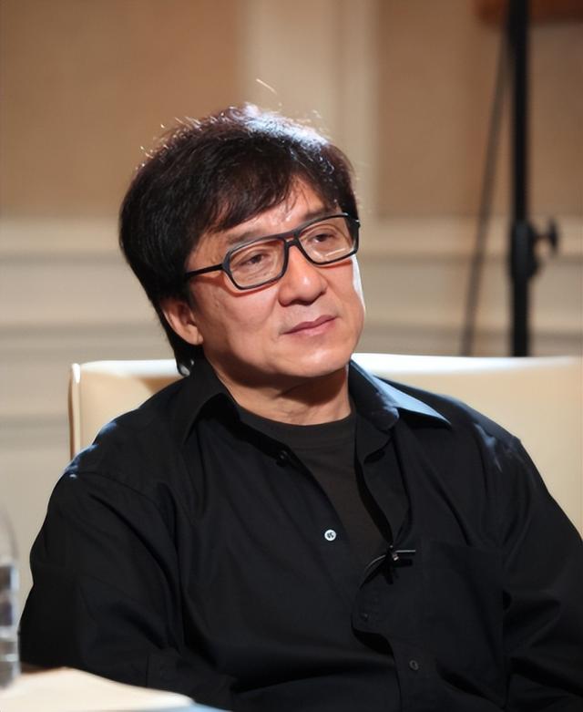 官媒对成龙的称呼变了，三字之差释放强烈信号，王晶的话有人信了