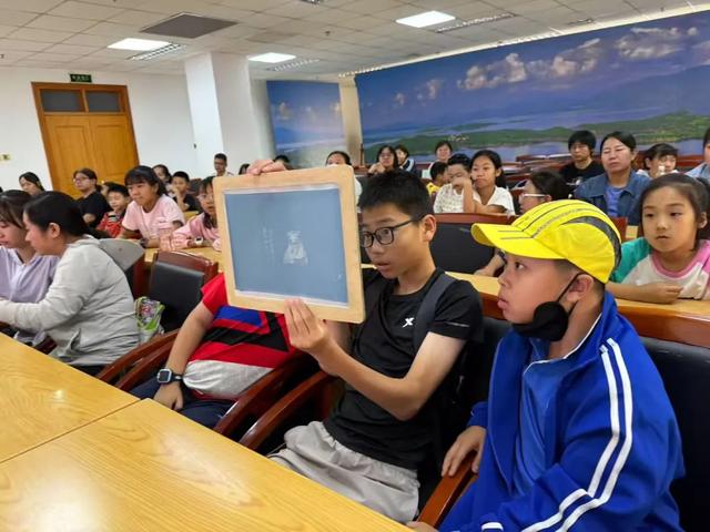 感受非遗魅力，丰富文化生活——密云区图书馆联手徐悲鸿纪念馆开展“丝网印时光”手工活动