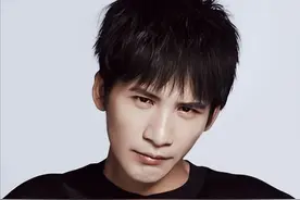 大张伟：出道23年零绯闻，拒黄小蕾求爱，转身牵手胖媳妇隐婚5年图片