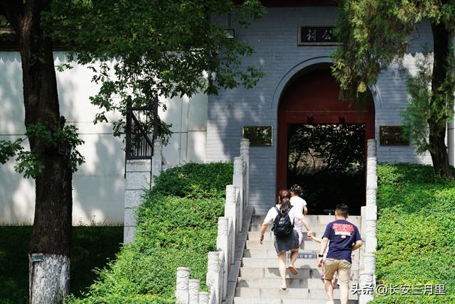 少陵原上杜公祠