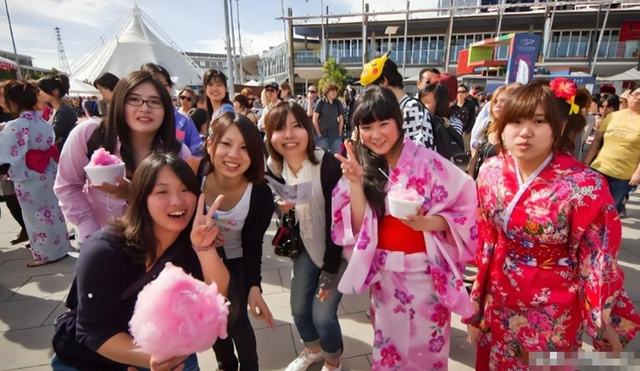 大量日本游客涌进北京！打着旅游幌子不去旅游不吃美食，为啥来？