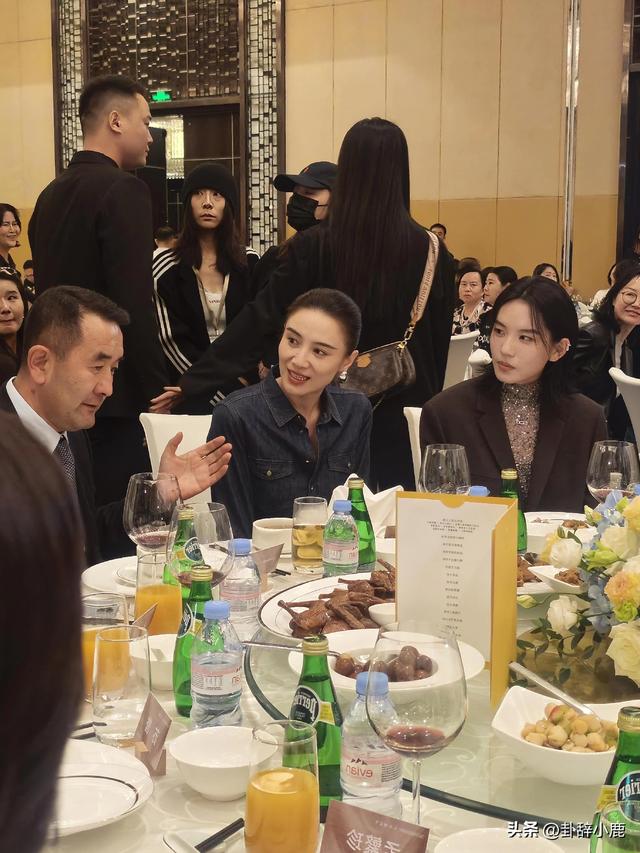 宋佳北京晚宴近照流出，高挑身姿配丸子头，又美又飒，气质超绝！