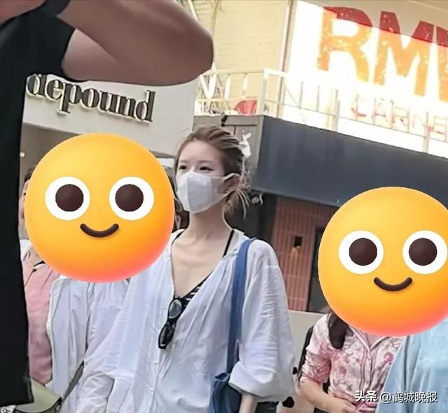 赵露思一家韩国逛街，本人又白又嫩满面红光，父亲背影好像郭富城