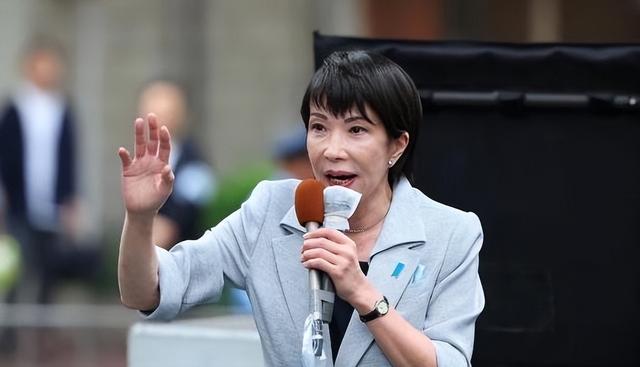 日本航母正式出港！高市早苗紧急表态后，普京做了一个明智的决定