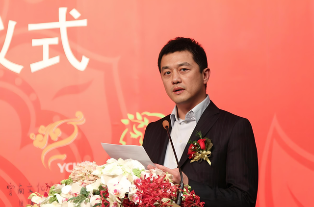 被誉“天后收割机”，五段感情两次离婚，为何女人纷纷离开李亚鹏
