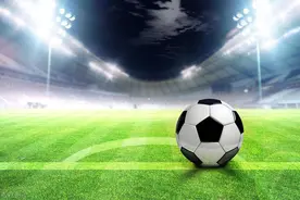 1-0！4轮狂追10分超越皇马 巴萨58天后再登顶 36岁莱万34场造35球图片