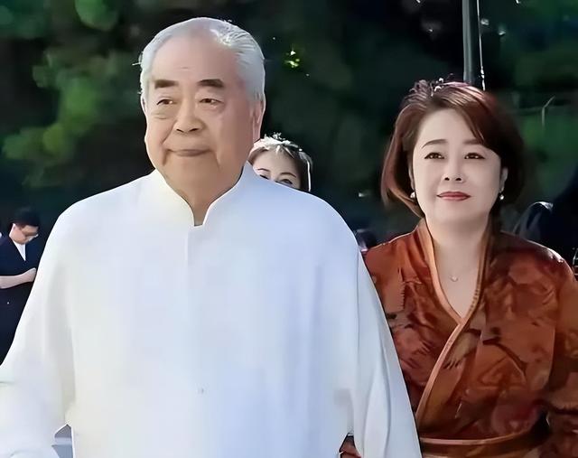 和朋友妻子偷情10年，北京庄园让给继子，难怪范曾亲女儿撕破脸