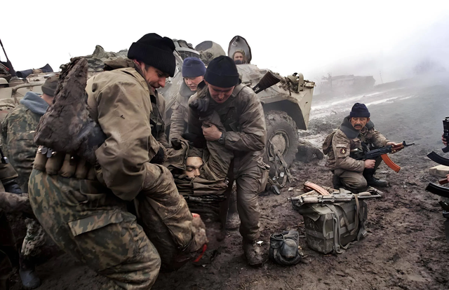 俄军无人机发威！20公里“死亡区”成型，乌军陷入三重绝境