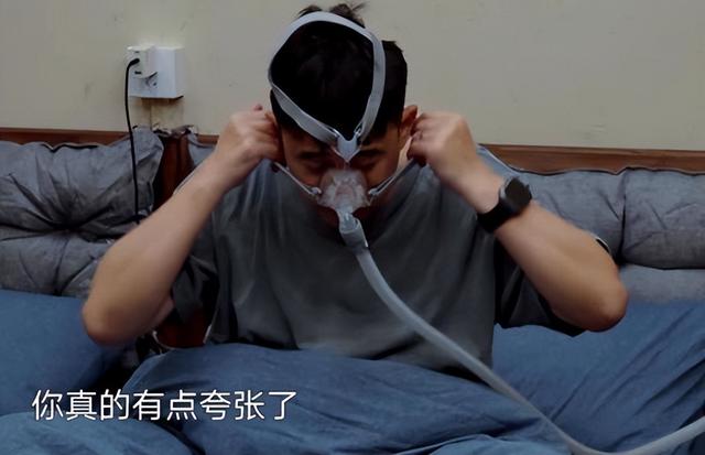 55岁黄磊还能活多久？睡前戴呼吸机，每天一把药，曾被曝有心脏病
