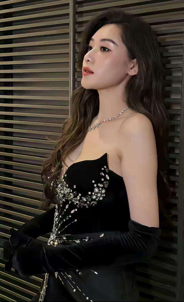 荣梓希，身材颜值爆表，让人心跳加速