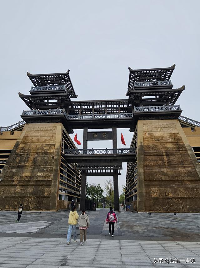 周末神仙去处，苑城公园，既可以赏金黄的银杏叶，还可以赏水景