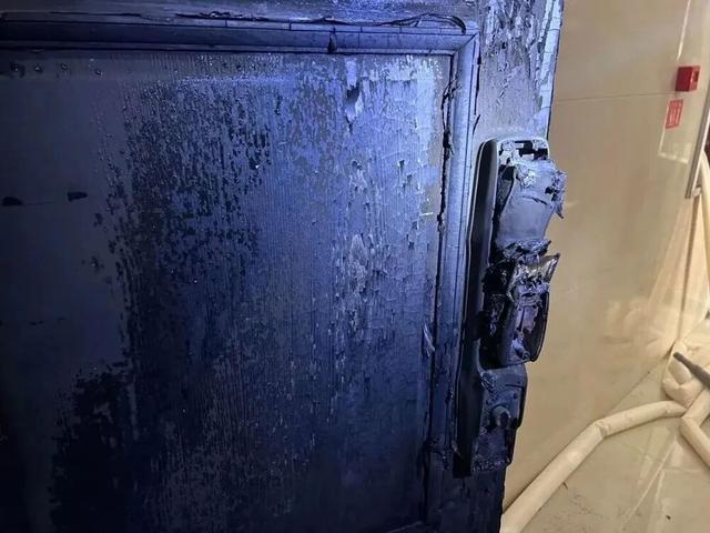 1090元智能马桶家中突发爆炸，下水流入楼道电梯，女子：还好我不在家，不然就把我炸了