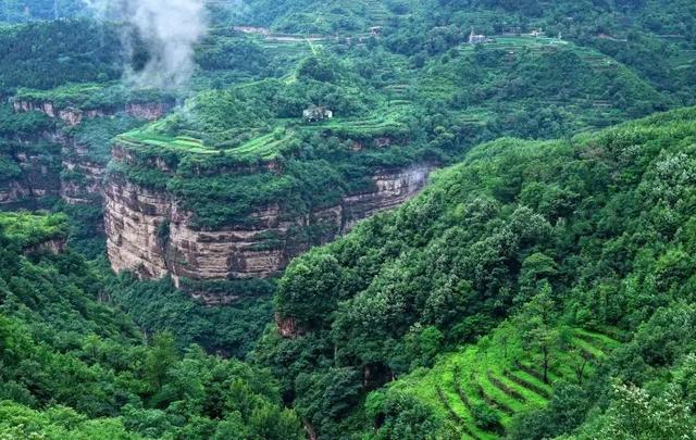 走进“实景课堂”，感悟红旗渠精神