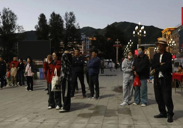 碌曲：旅游热度持续攀升，街头巷尾尽显热闹景象