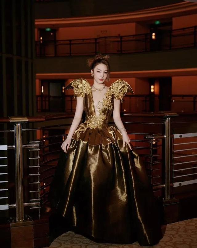 被张雨绮的身材折服了,V领金裙秀好身材,一般人不敢这么穿!