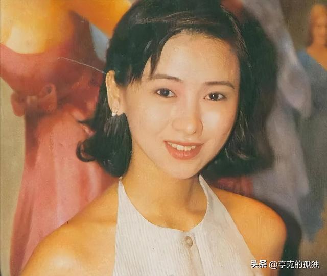 她出身清华大学，因拍三级片与父母决裂，如今再不让女儿进娱乐圈