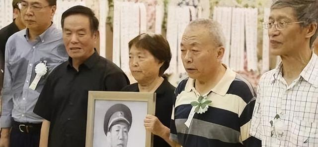 我国首位空军参谋长，因泄露国家机密被撤职，死后遗体被冰冻12年