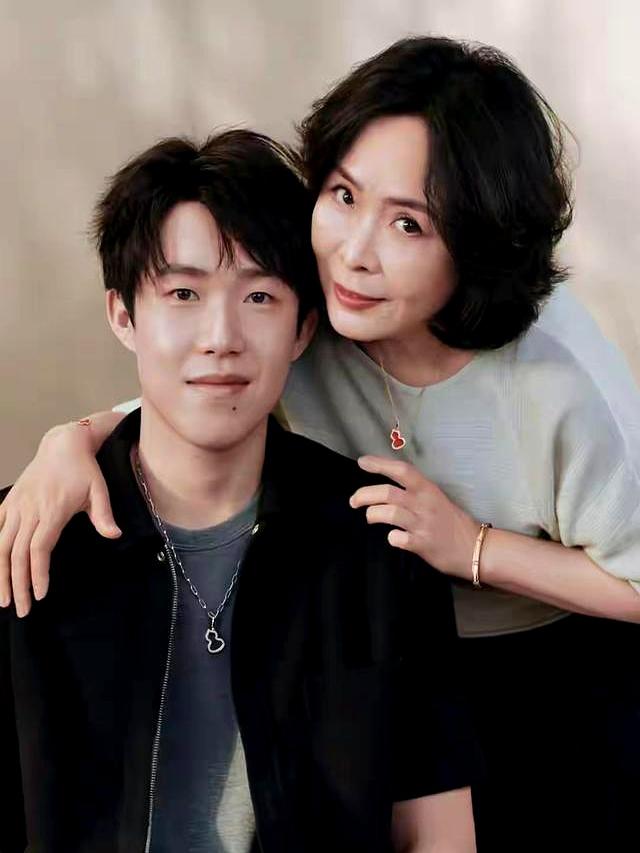 王楚钦和爸妈过中秋，爸爸透露一家三口在一起过中秋节还是18年前