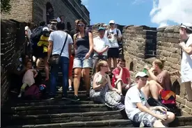 美国游客在北京吃烤鸭，结账时怒目圆睁道：我是中国通不是冤大头图片