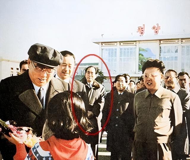 朝鲜二号人物黄长烨叛逃，中国却出动1000名武警保护