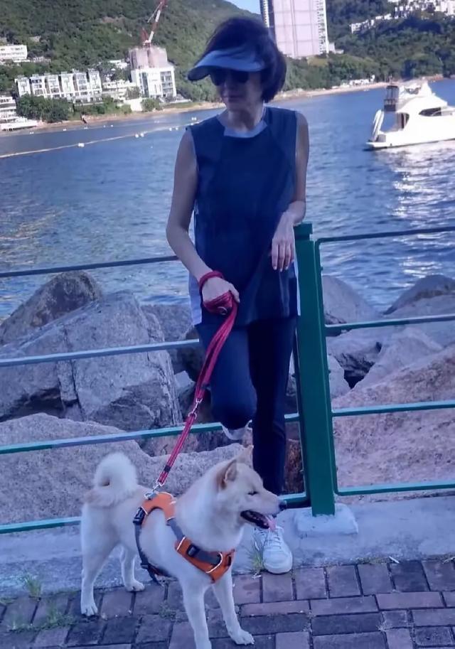 62岁关之琳与小男友甜蜜依偎！无子女活成豪门，香江美人至今惊艳