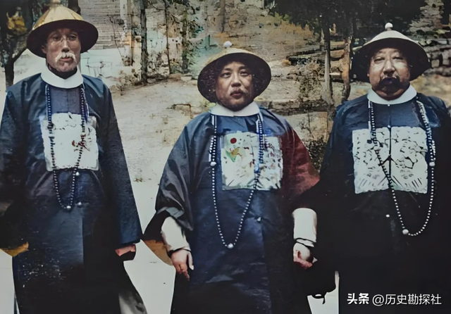 袁世凯的真实老照片：穿龙袍坐龙椅接受朝拜，姨太太确实漂亮！