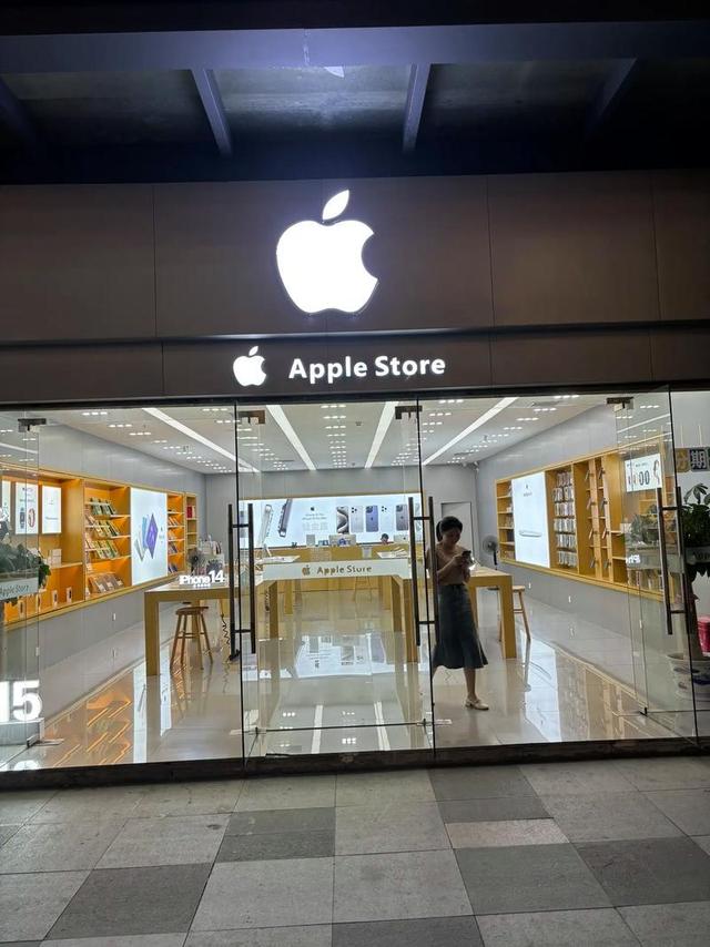 首次关店！暴跌14%，“手机一哥”跌落神坛，靠伪中产支撑销量