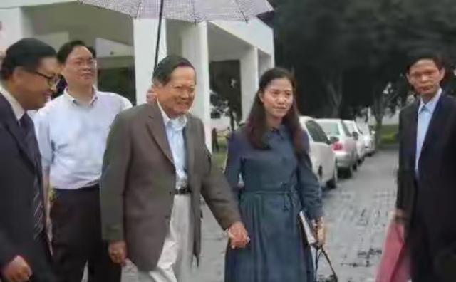 杨振宁妻子翁帆曾自白：为了丈夫的身体，我16年来都是早睡早起