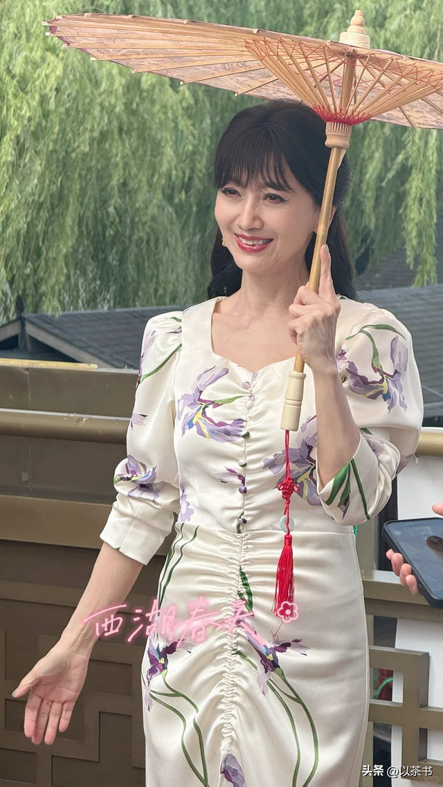 越来越不对劲！72岁赵雅芝和年轻人斗舞不在话下，与李连杰有一拼