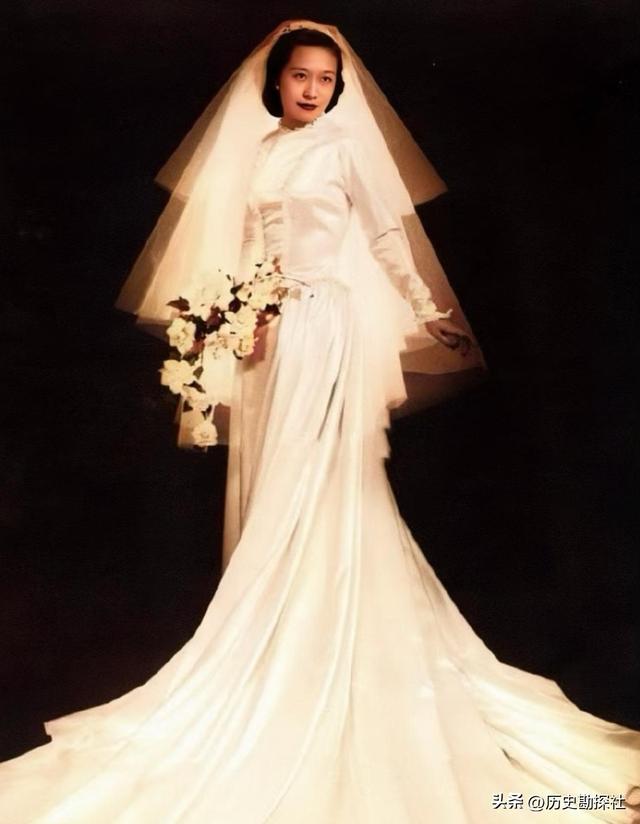 1981年，杜聿明的葬礼上，女儿杜致礼和杨振宁的留影，悲痛难掩！