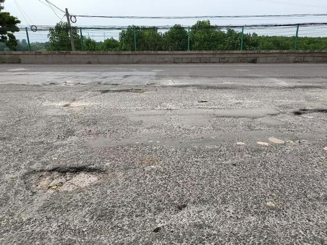 全国百强县河南新郑市，一条省道坑坑洼洼10公里无法行走