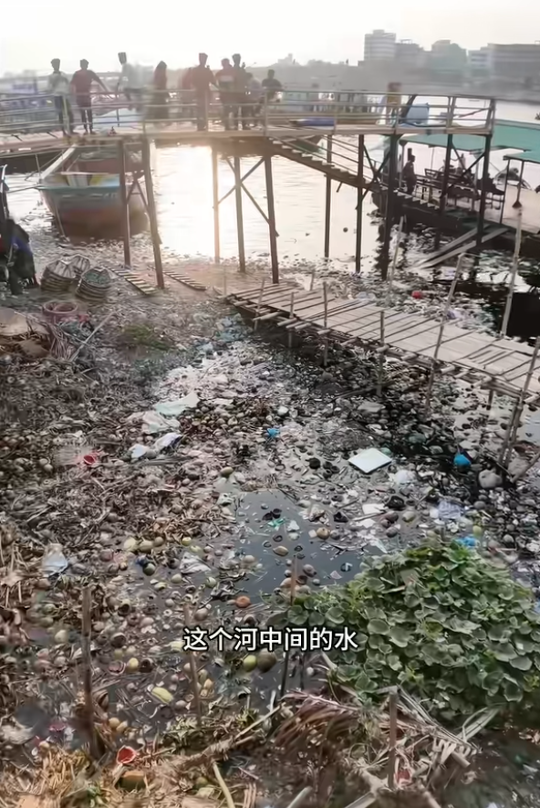 中国小伙在印度干了一杯恒河水，高烧三天全身肿胀，直言千万别喝