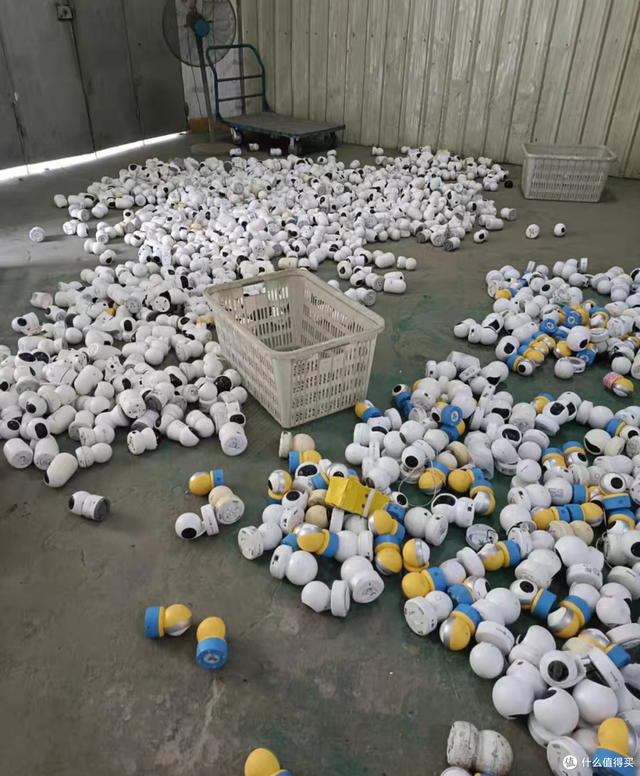 大量小黄人版摄像头流入闲鱼，二手26元，支持360° 无死角监控