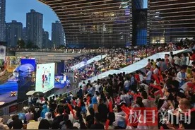 苏超场外观赛区座无虚席，常州球迷雨中撑伞观赛：希望能进一球图片