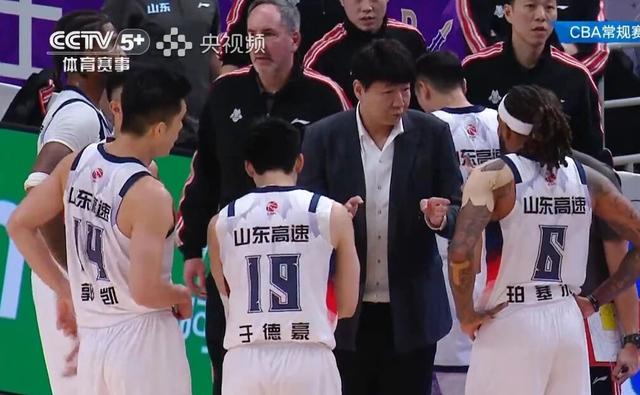 CBA排名大变！北京登顶辽粤进四强，宁波成黑马浙江三连败垫底