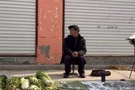 大爷菜市场里摆摊卖画走红，亲属拒绝带货，回应摆拍质疑图片