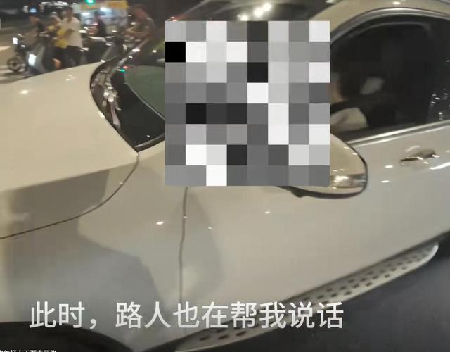 又一个奔驰姐！女司机路口长鸣笛，催促骑手让行，最后直接撞上了