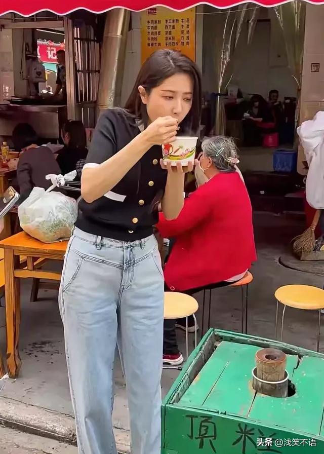 荆州偶遇曾黎！49岁依然惊艳，气质优雅，美貌不输少女！