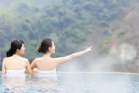 泡澡瑜伽新体验：四式轻松练，泡出好身材！图片