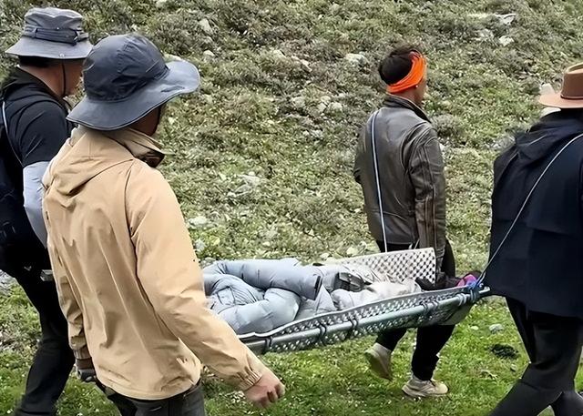 女孩在西藏徒步时骨折无法行动，10个藏民把她抬下山，收费6万元