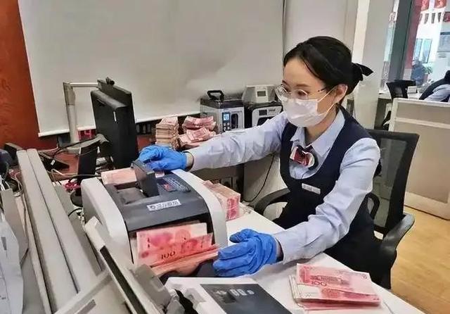 银行内部人员提醒：8月存定期，不管存多少，这3件事一定要注意！