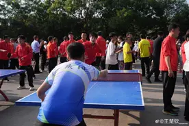 公园大爷对战国乒，王楚钦说确实不好打图片