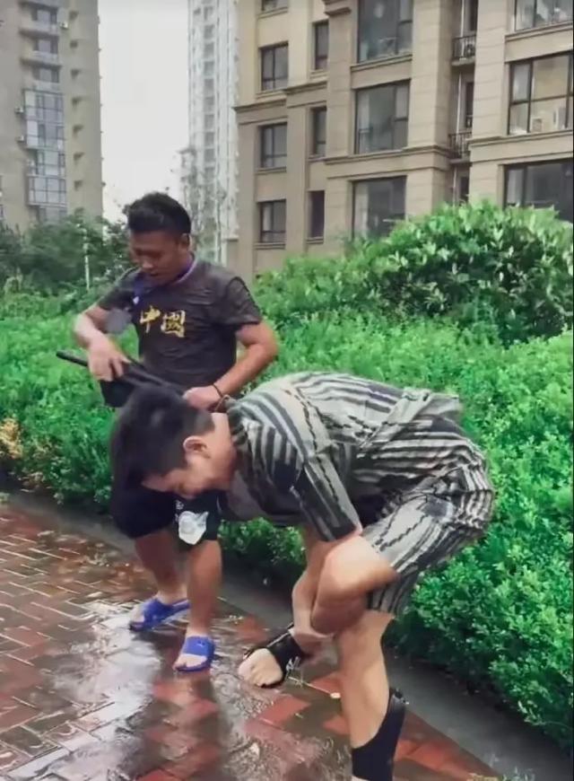不怪李小璐要为他生孩子，真人确实帅气，身材也很好。