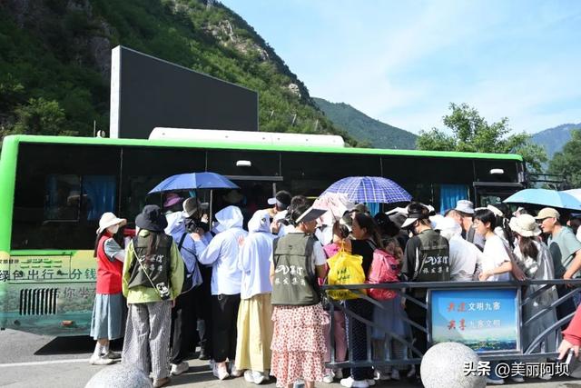 烈日下的坚守：九寨沟4.1万游客高峰背后的暖心风景