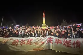 哈尔滨道里区近百人街舞“闪”动冰城图片