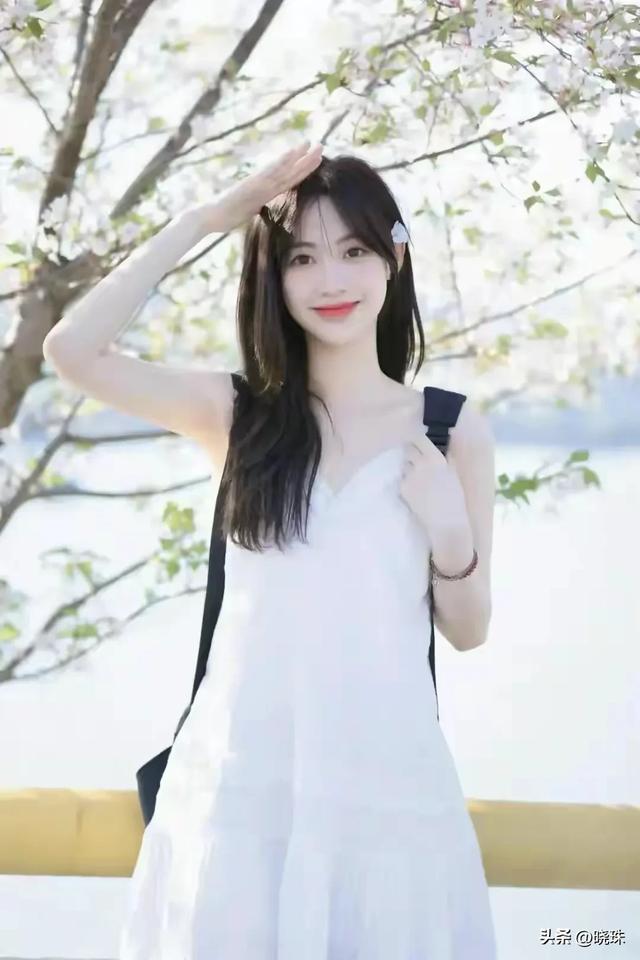 河南洛阳一校花美出圈了，五官精致，倾国倾城	，美得让人移不开眼