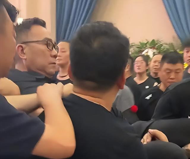 63岁杨议收美女徒弟，女生穿得花枝招展鞠躬敬茶	，牵手贴脸引争议