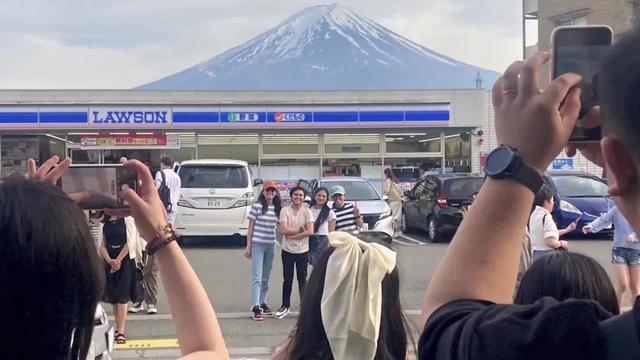 富士山小镇的天塌了！人来了，水又没了