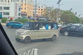 网友街头偶遇“老头乐商务车”！加长版老年代步车满载乘客有7人，厂家真是越来越大胆图片